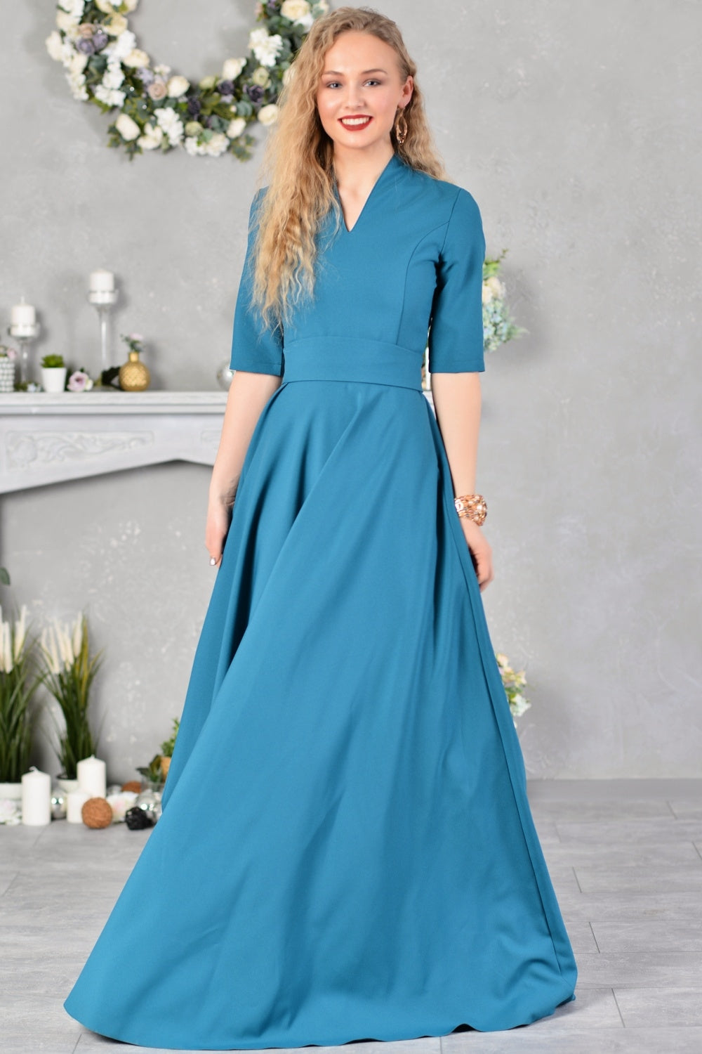 Zili zaļa garā kleita ar saulīšsvārkiem