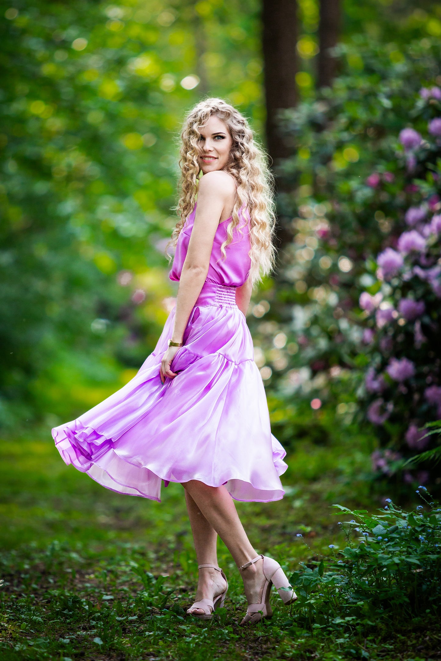 Gaišas ceriņkrāsas kupli midi svārki