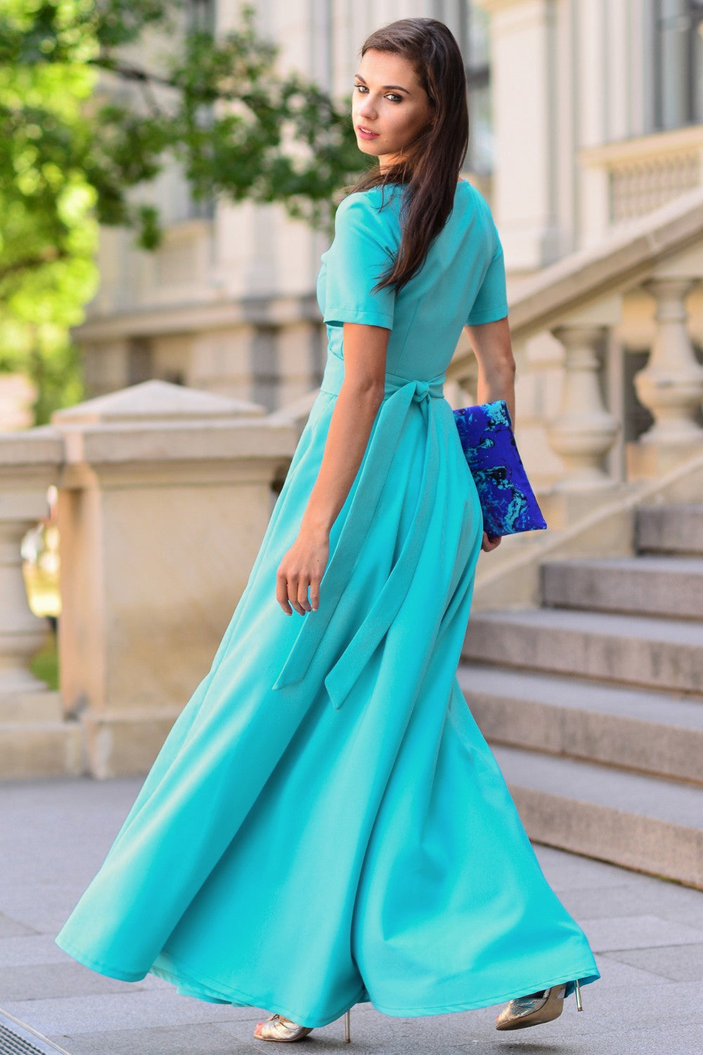 Hellblaues langes Kleid mit Kreisröcken