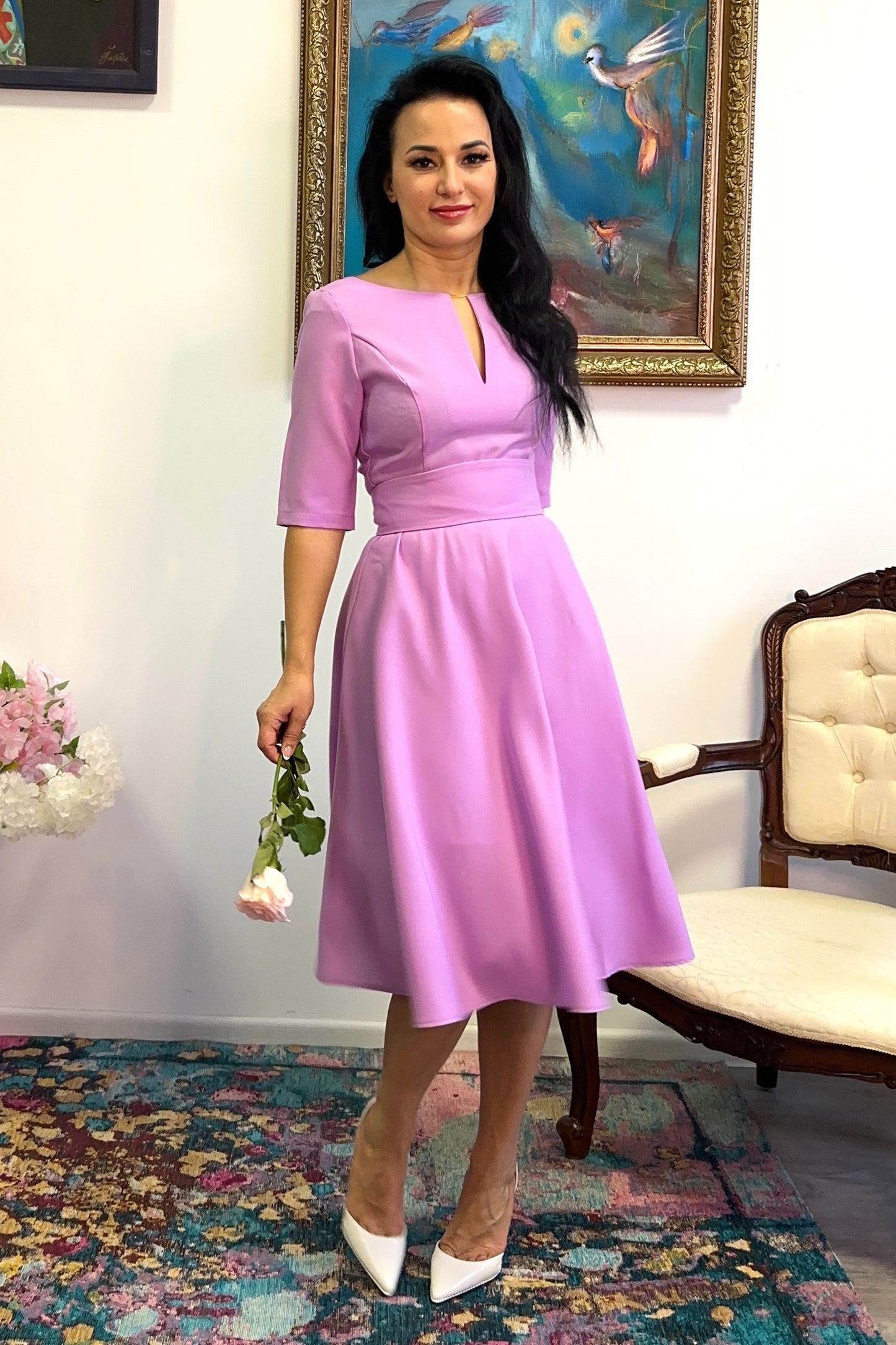 Türkises Kleid mit Kreisröcken. Goldfarbenes Detail im Ausschnitt