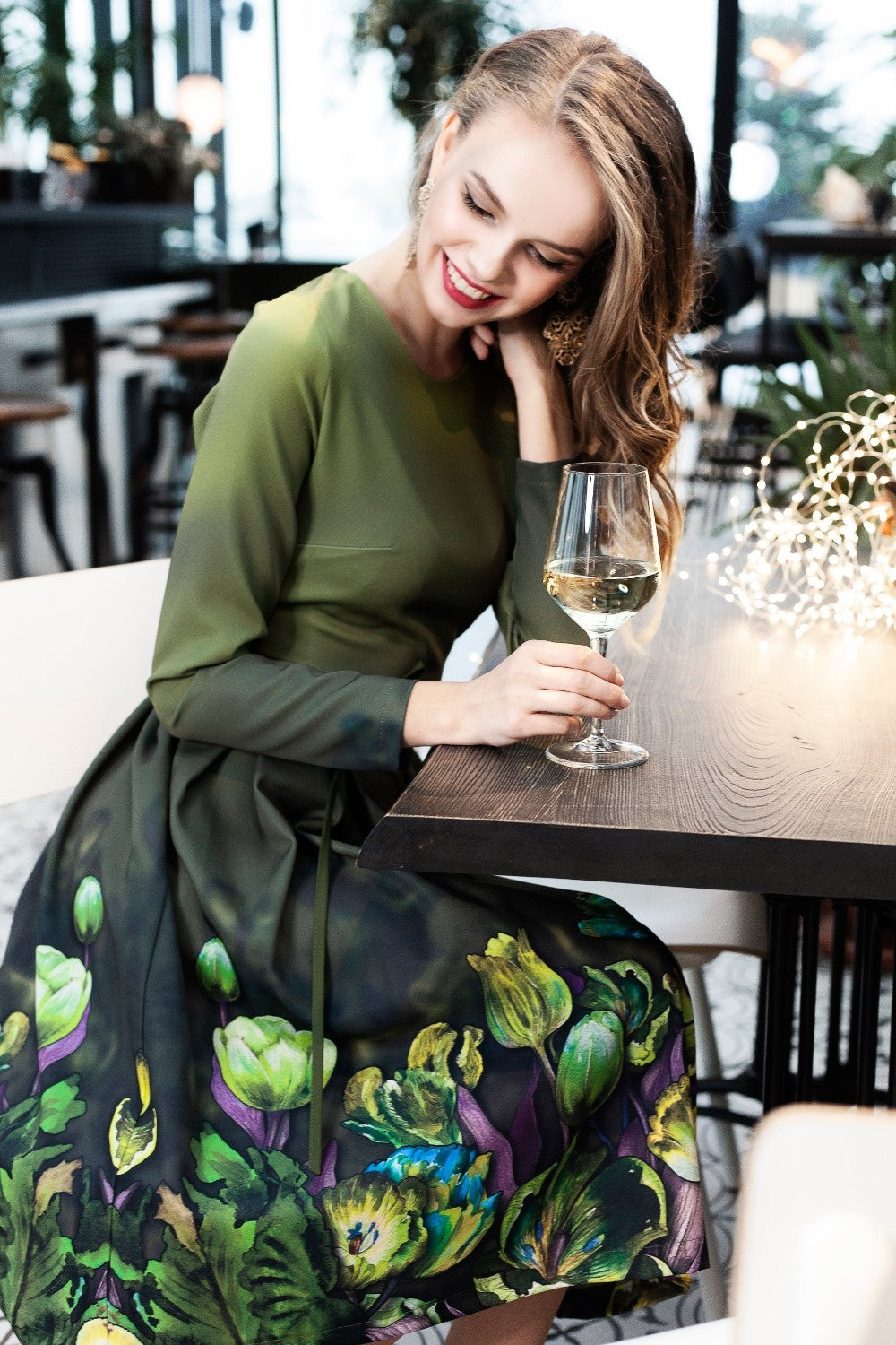 Grünes Kleid mit gemalten Tulpen