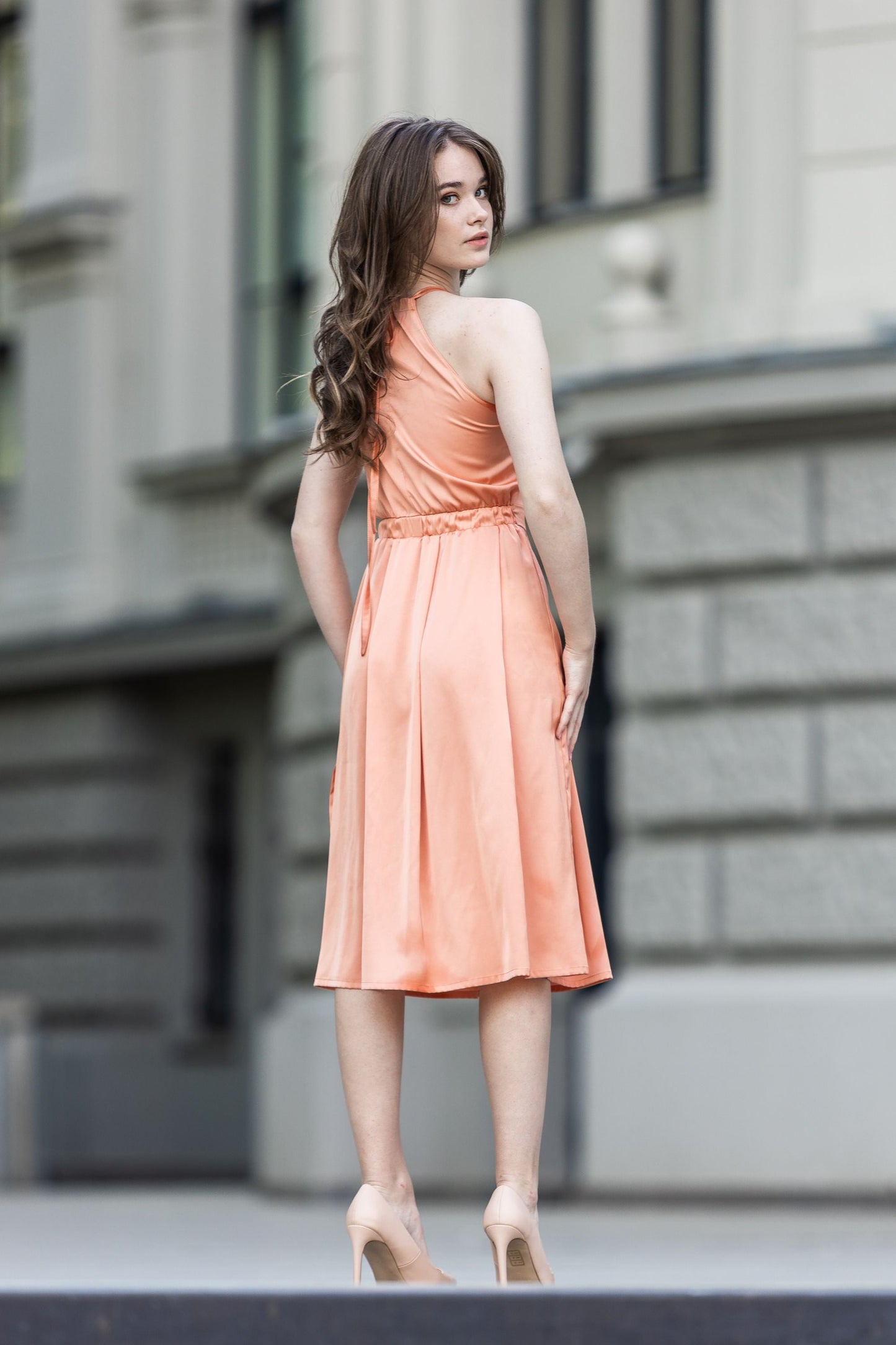 Pusgara, ap kaklu sienama persiku krāsas kleita
