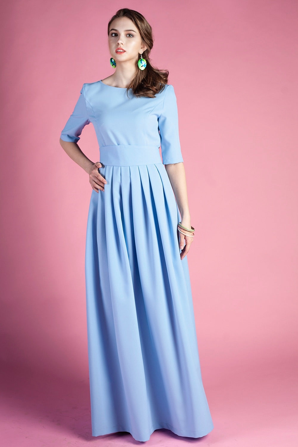 Hellblaues Maxikleid mit Falten