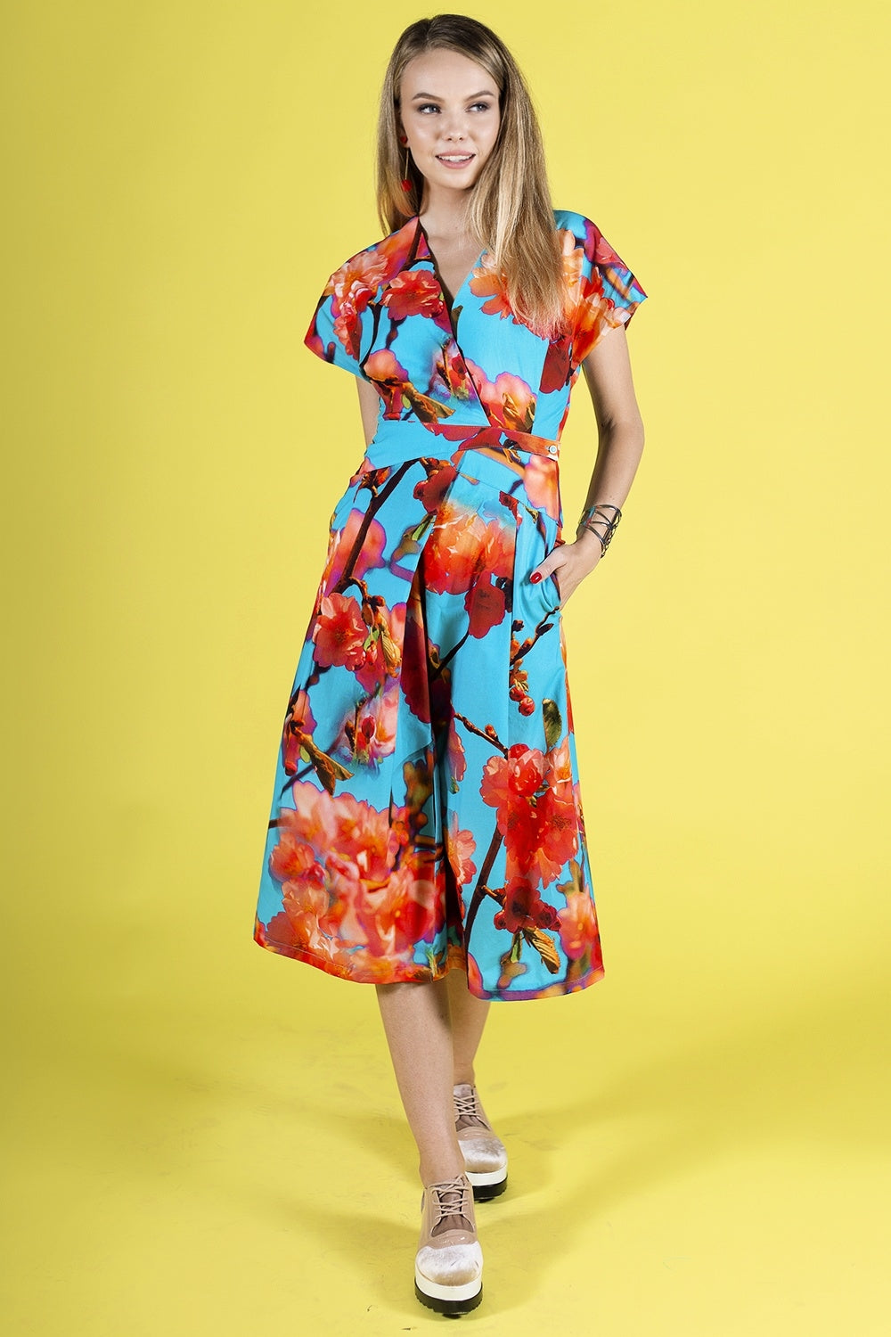 Rotes Blumenkleid mit Seitentaschen