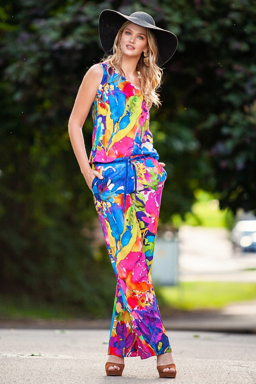 Sleeveless top with abstract bright print