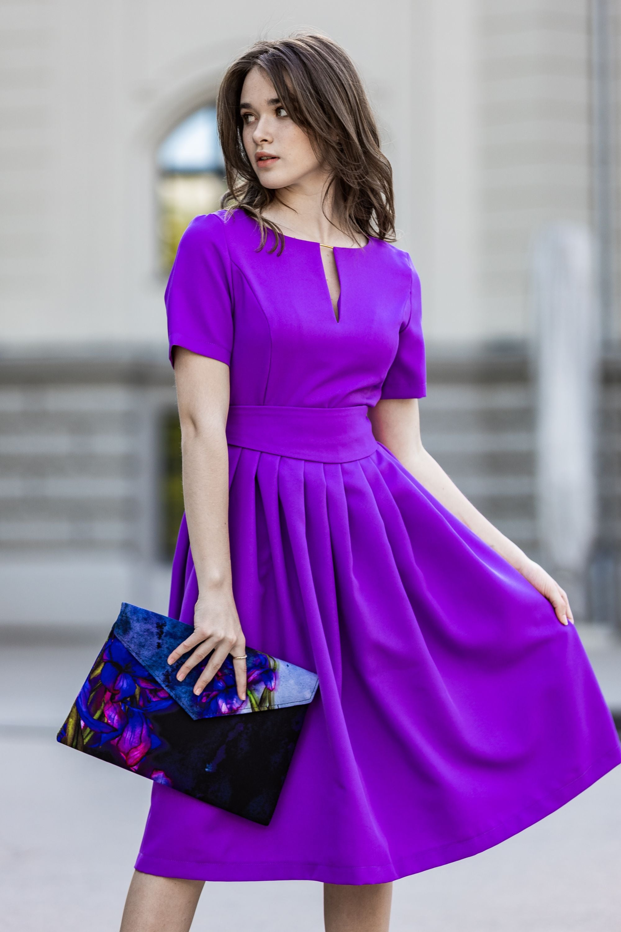 Half - length dress with pleats. Golden color detail in neckline