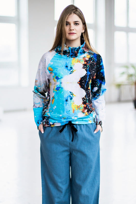Colourful cotton sweater with our bright, abstract white-blue print