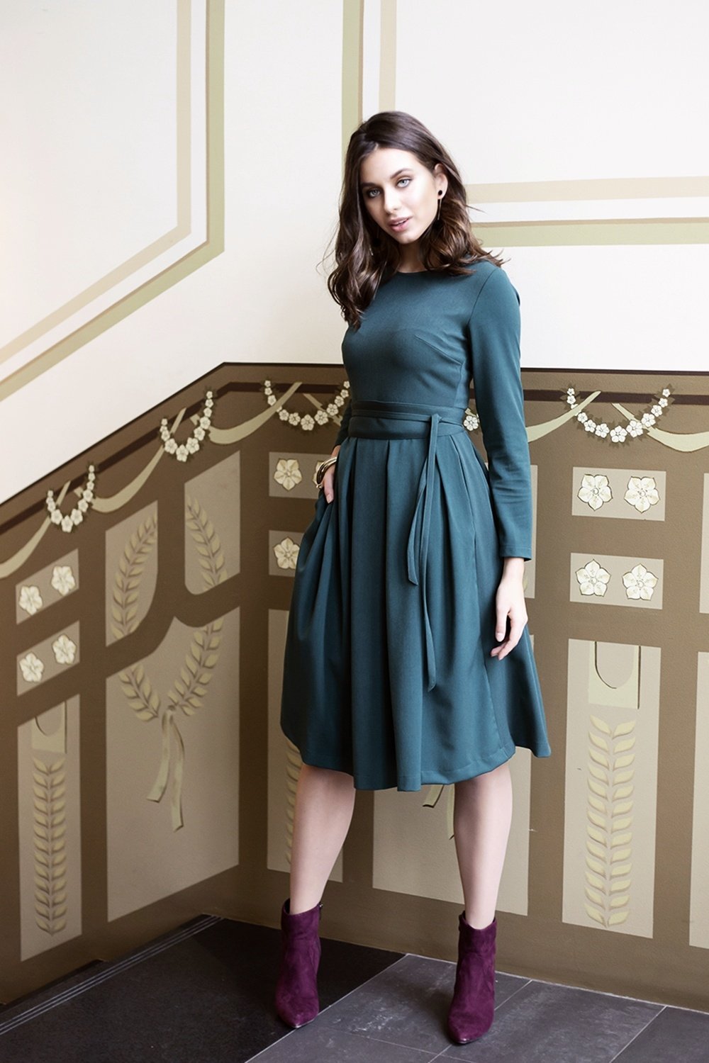 Dunkelgrünes Kleid mit Seitentaschen