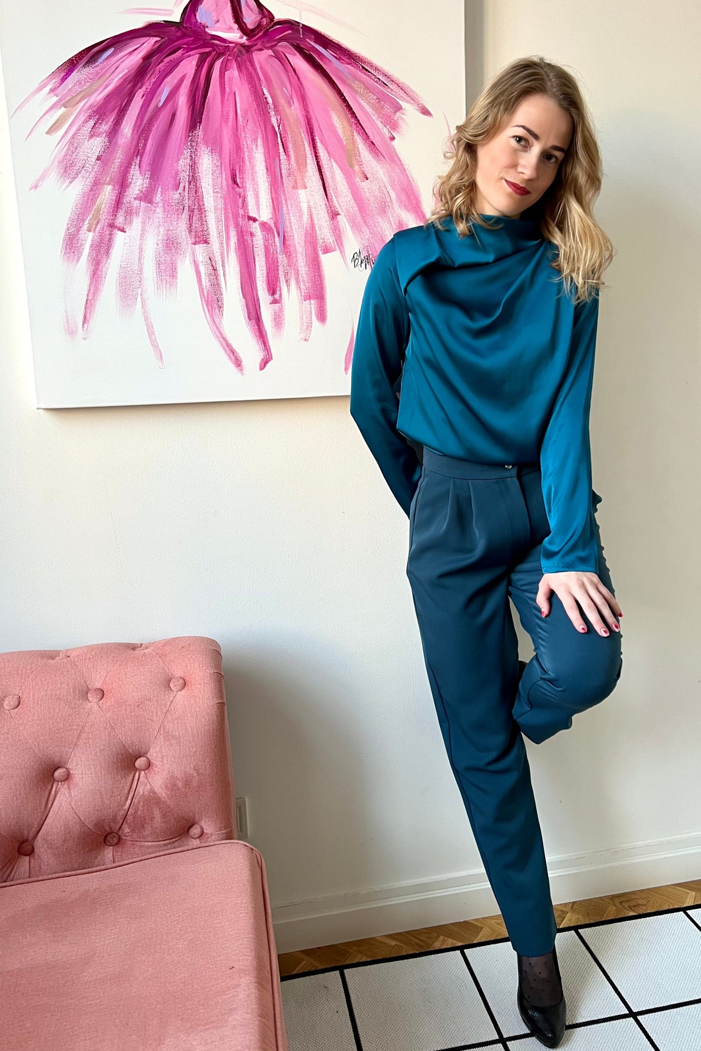 Bluse mit Falten an der Schulter