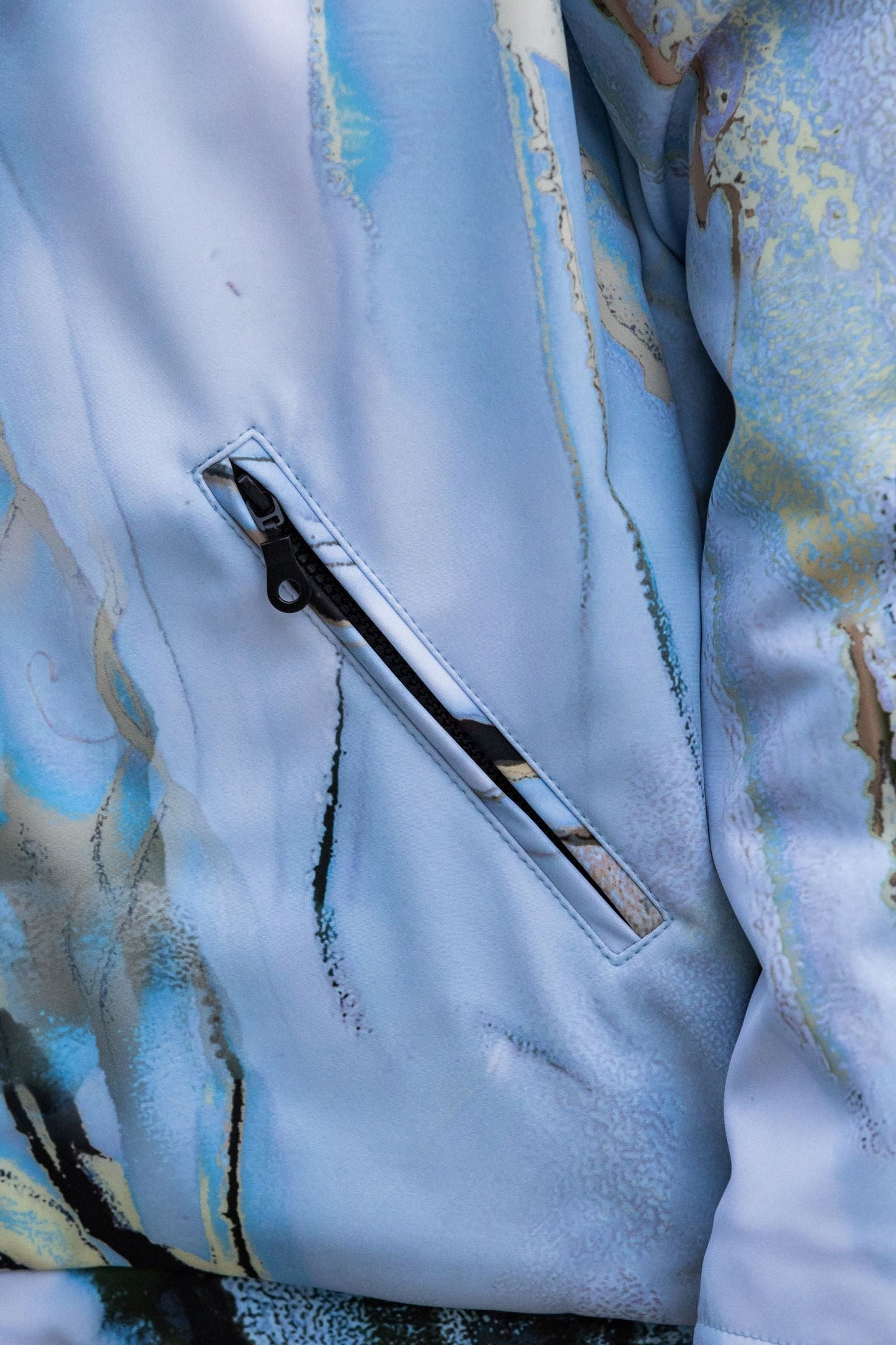 Softshell vējjaka ar gaiši zilu apdruku