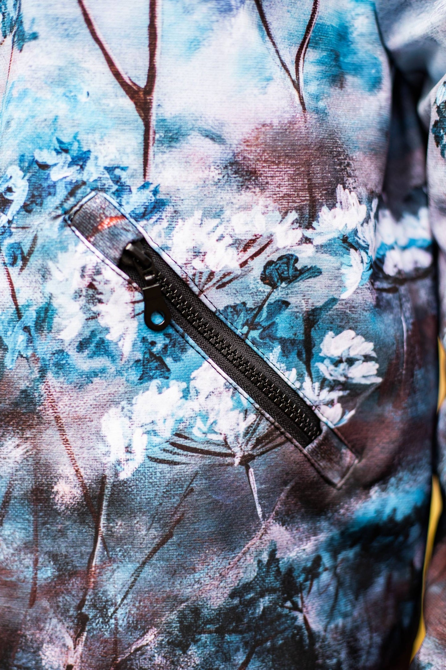 Softshell-Jacke mit blau-weißem Blumendruck