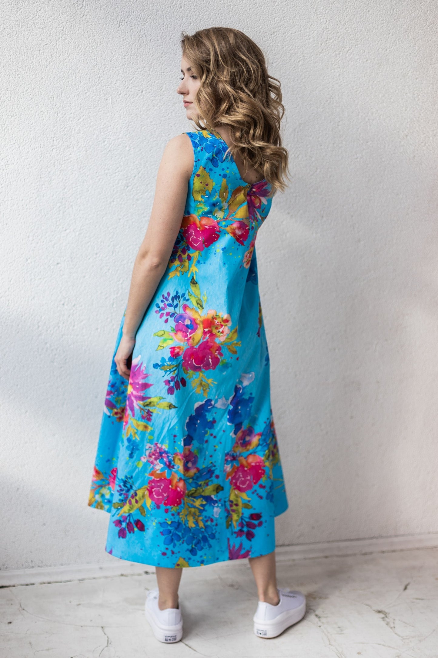 Vienkārša zvanveida kleita ar kabatām, koši zila ar ziediem