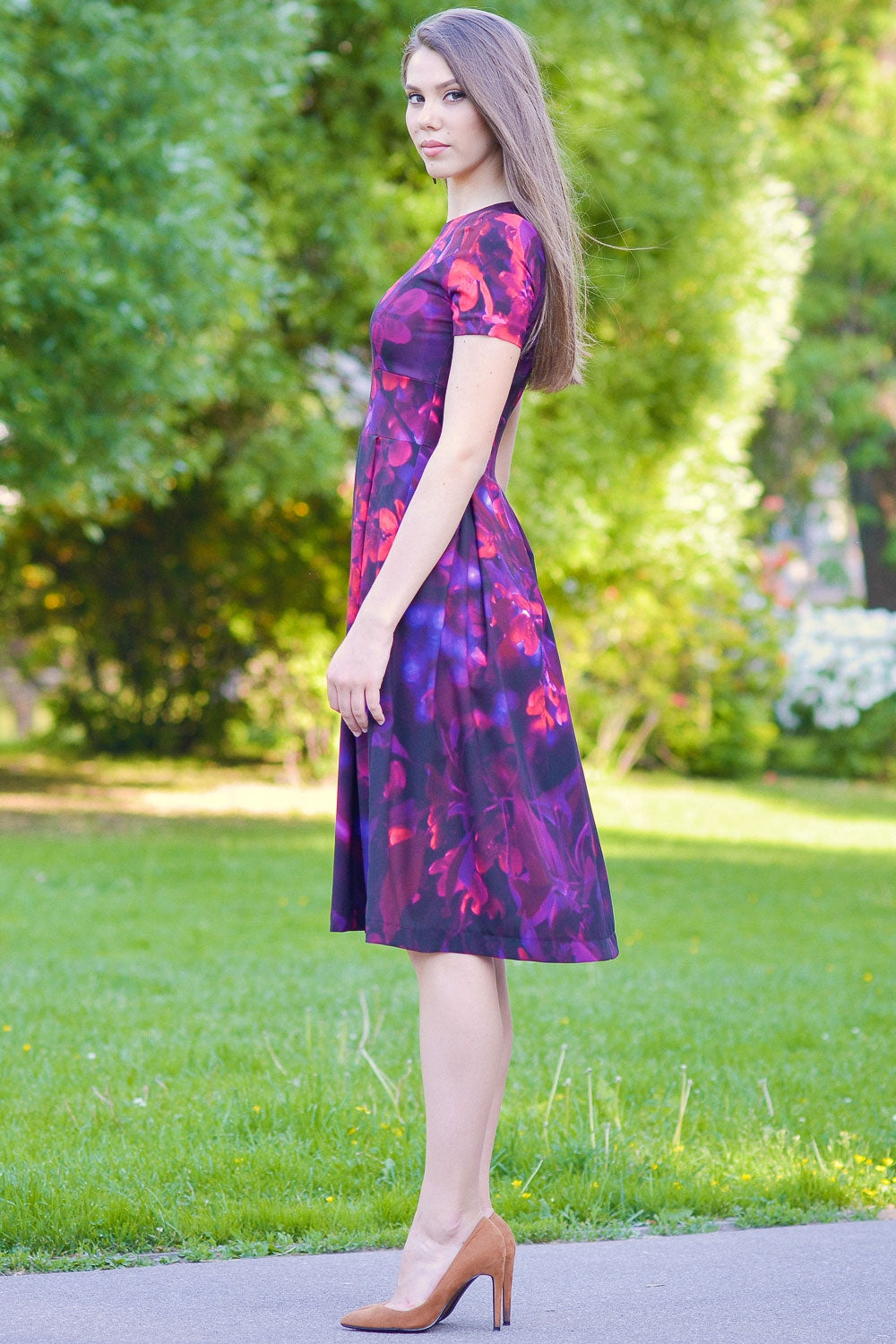 Plisseekleid mit nächtlichem Blumendruck