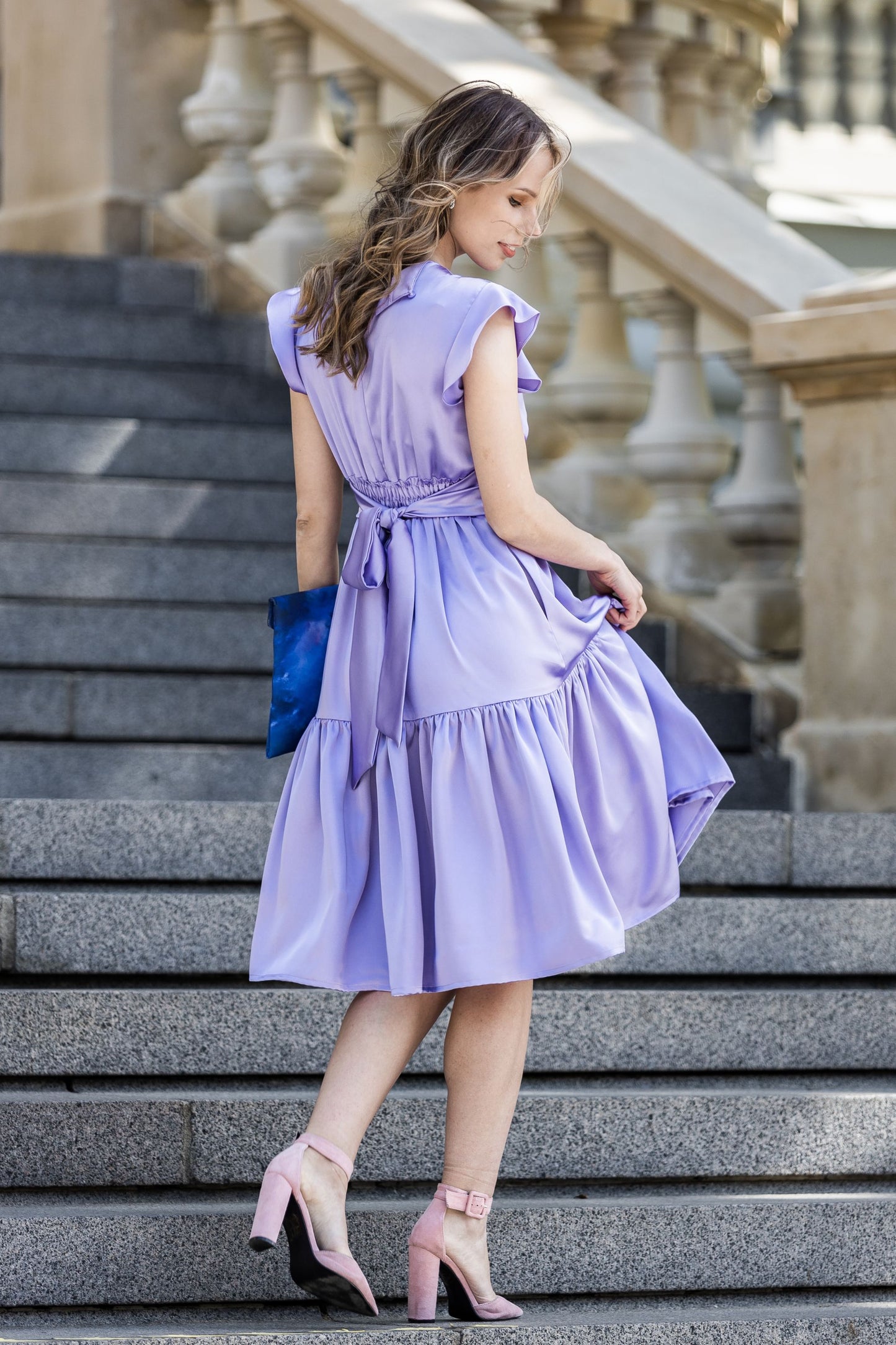 Svinīga, eleganta pusgara atlasa kleita gaiši lillā krāsā