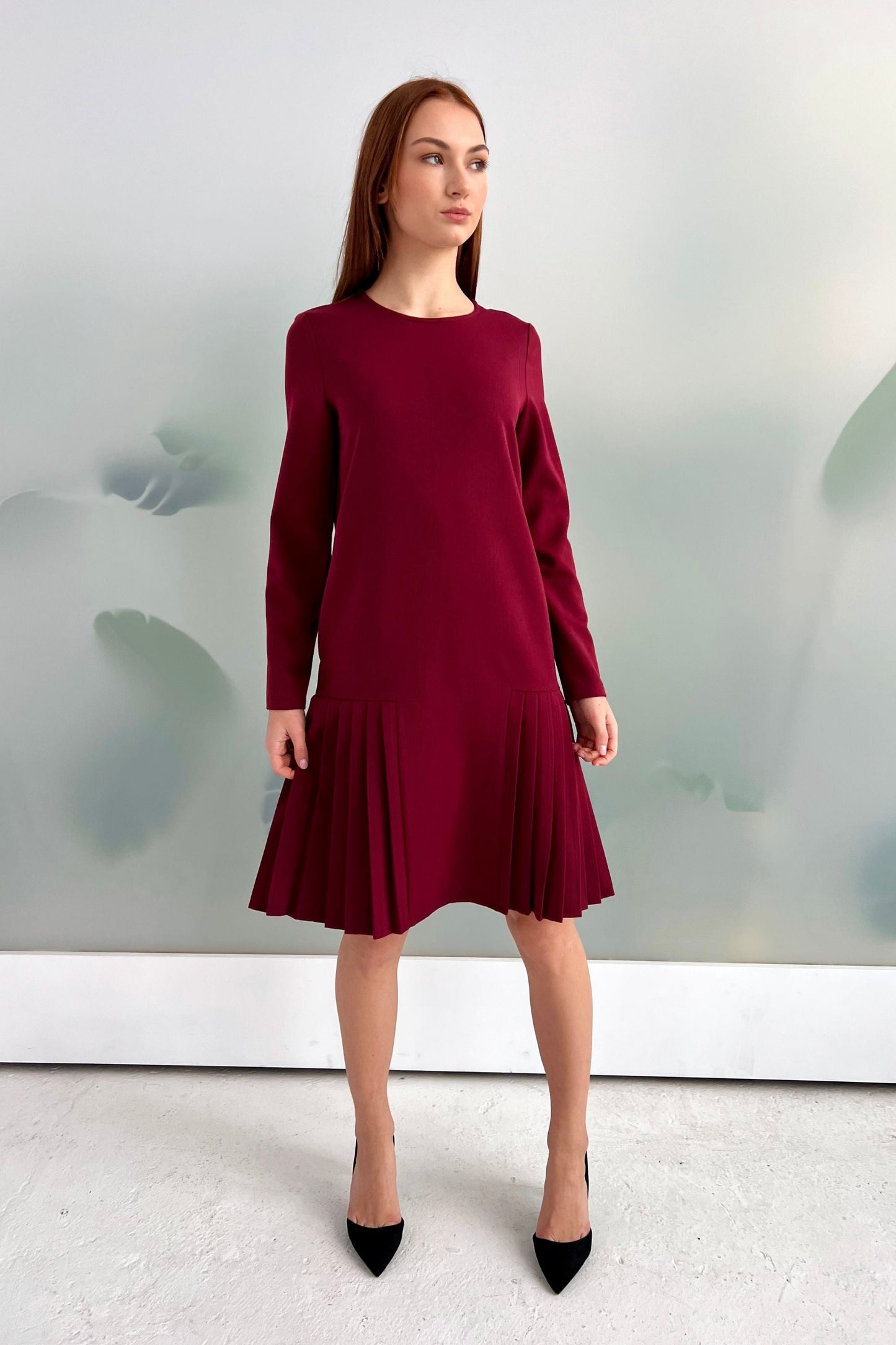 Loose fit dress with pleats in dark red color