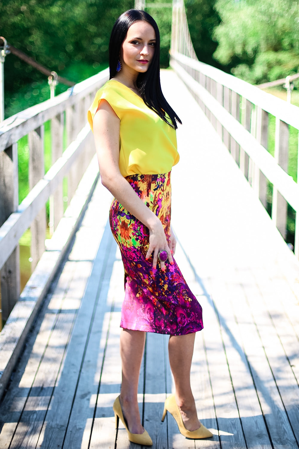 Zīmuļ svārki ar dzelteni violetu apdruku