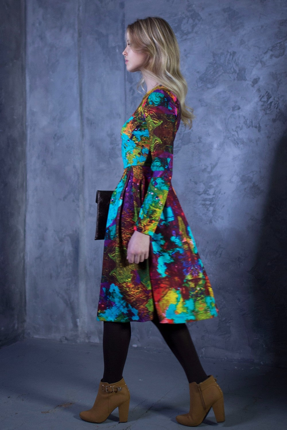 Grünes Kleid mit abstraktem Print