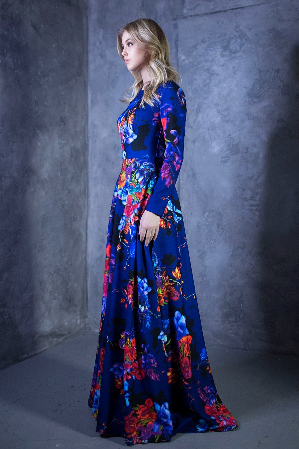 Tumši zila kleita ar krāsotiem ziediem