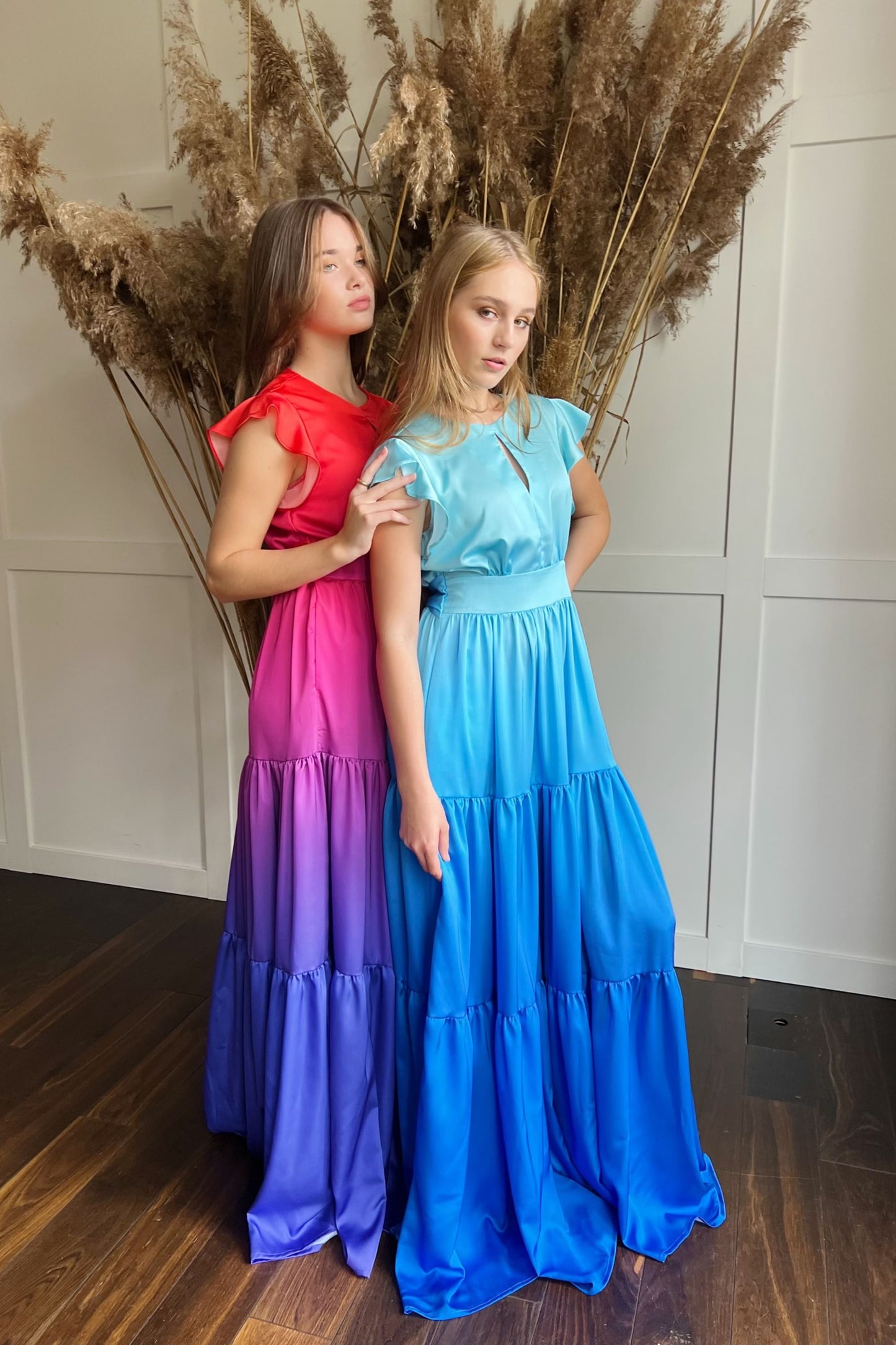 Märchenhaftes Kleid in Rot/Lila-Tönen