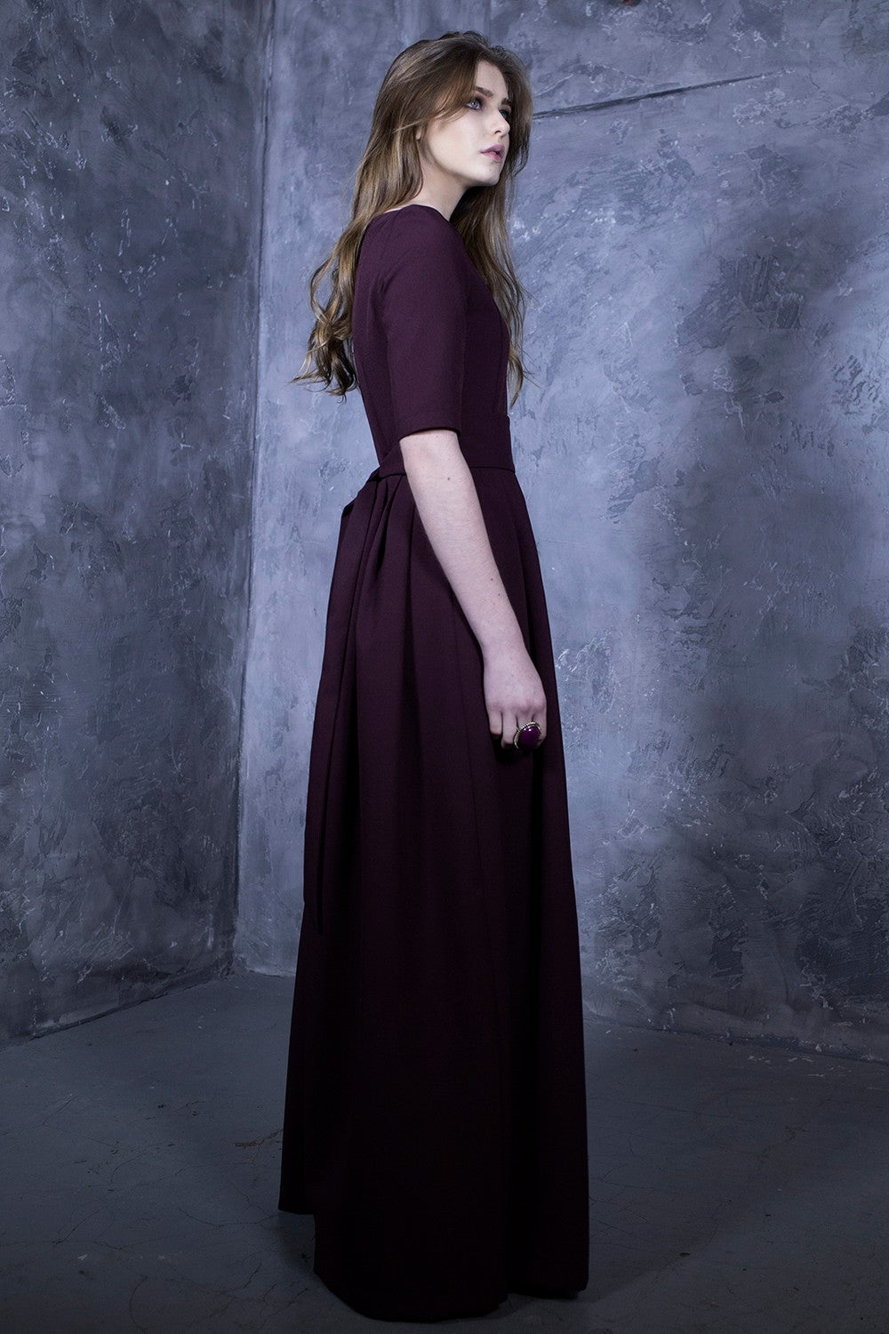 Garā kleita vīnogu krāsā ar ielocēm