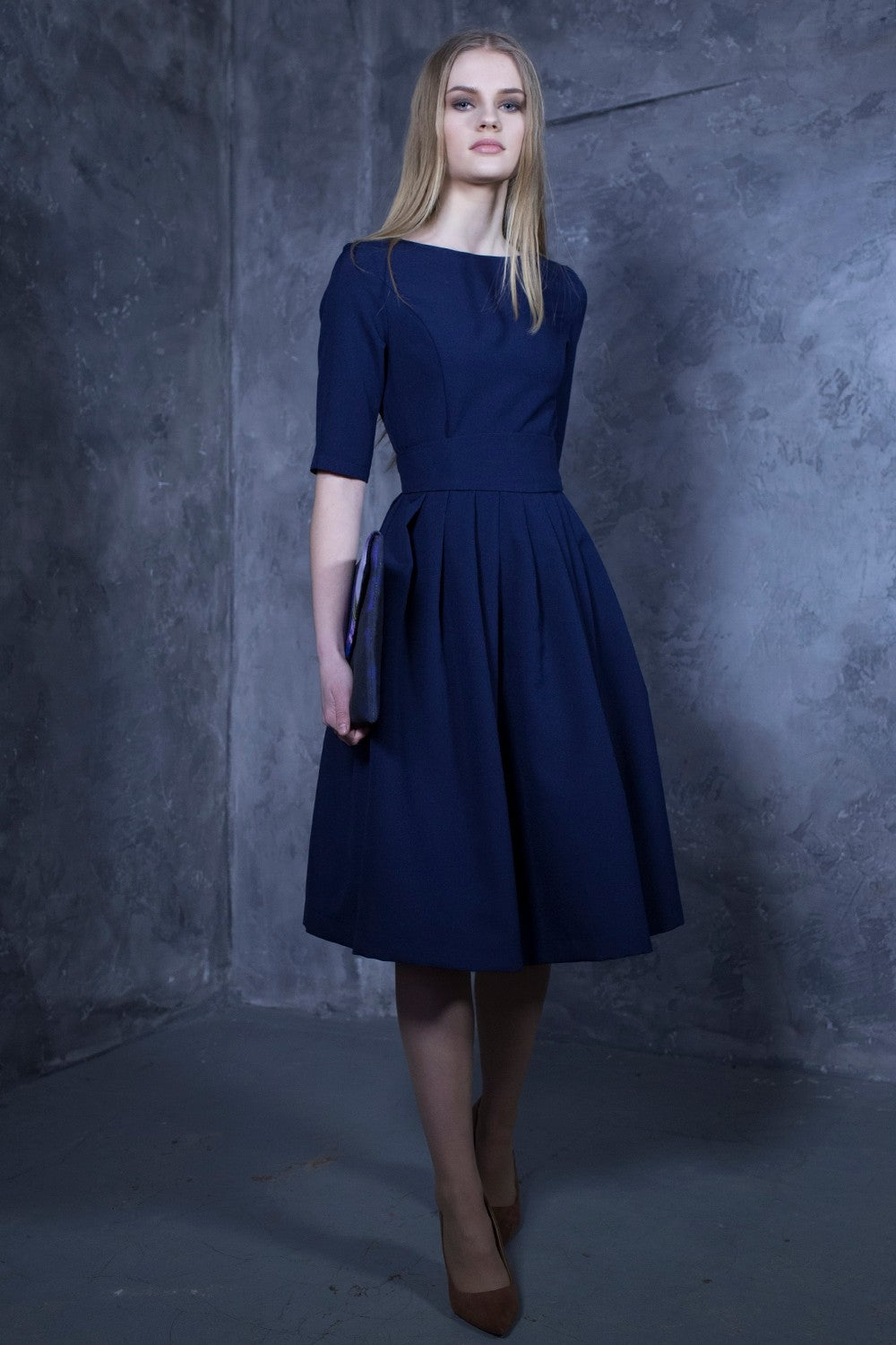 Tumši zila kleita ar ielocēm