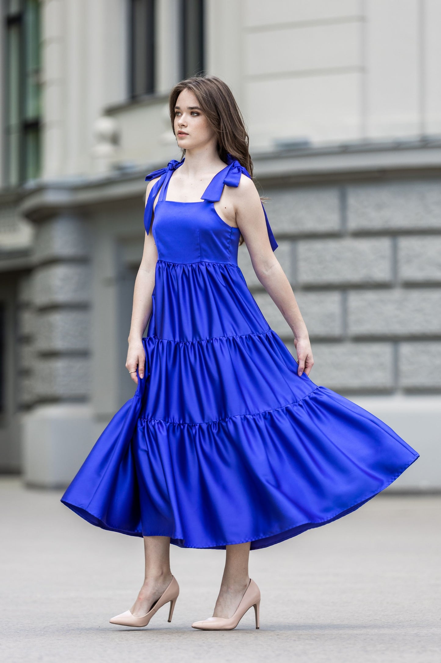 Rudzupuķu zila satīna kleita ar super bantēm uz pleciem