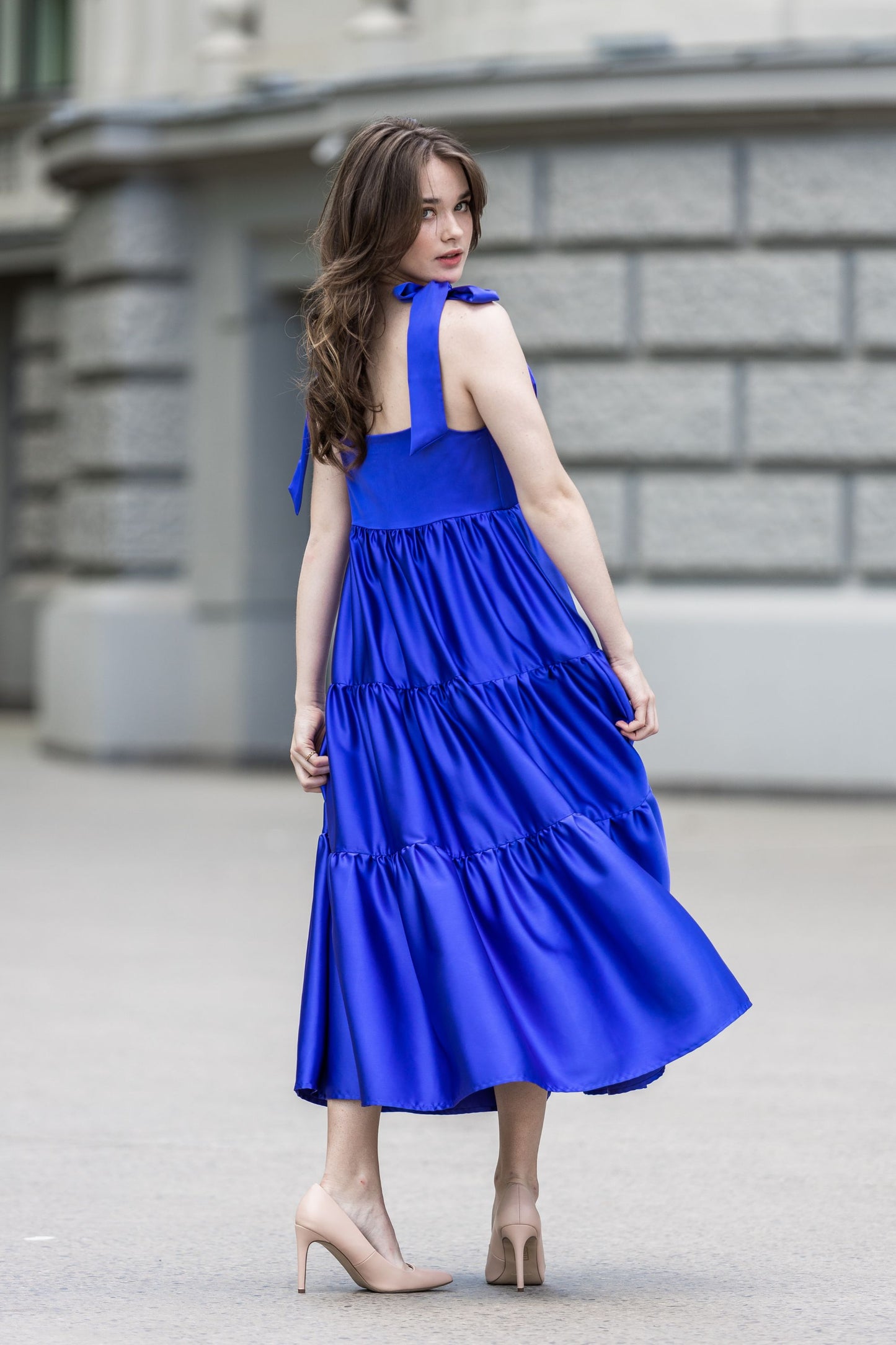 Satin dress with bows on the shoulders.