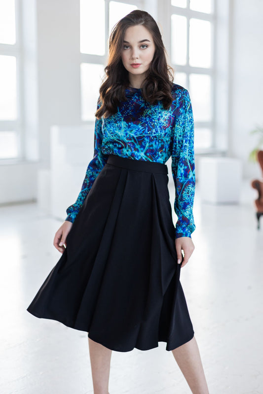 Black classic style skirt with side folds