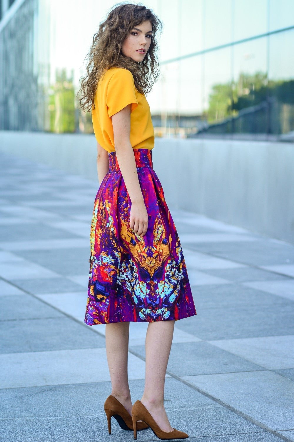 Kupli svārki ar abstraktu sarkani lillā apdruku, ar kabatām