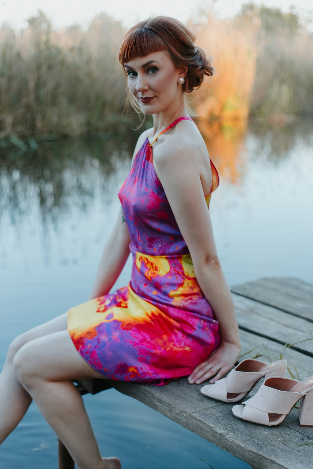 Koša mākslīgā zīda kleita ar abstraktu apdruku