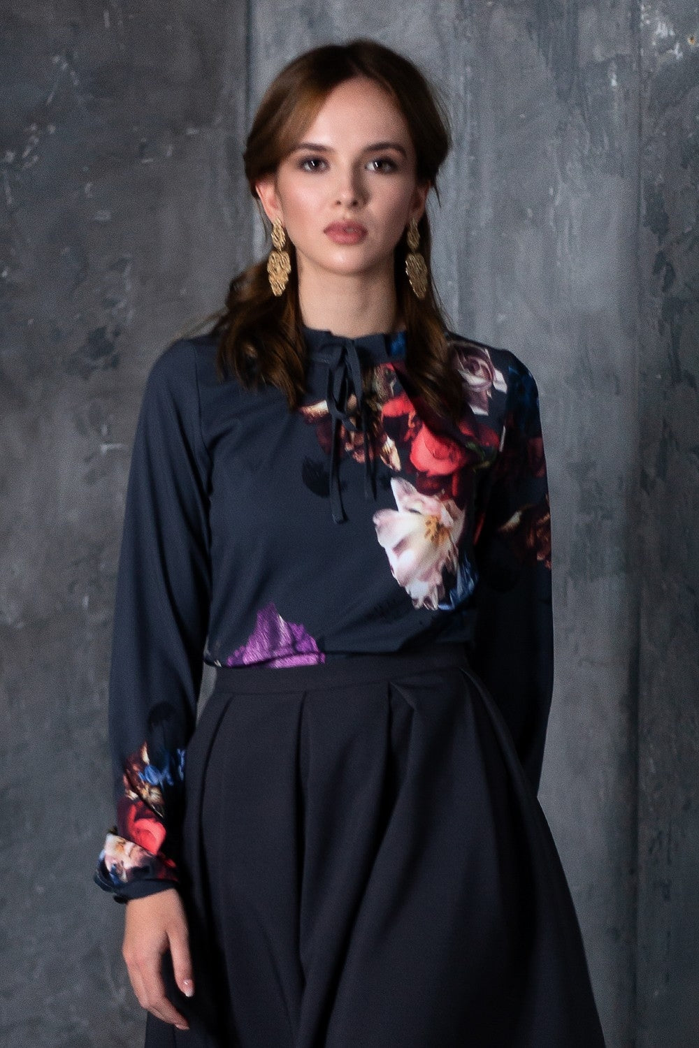 Pelēka blūze ar ziedu apdruku