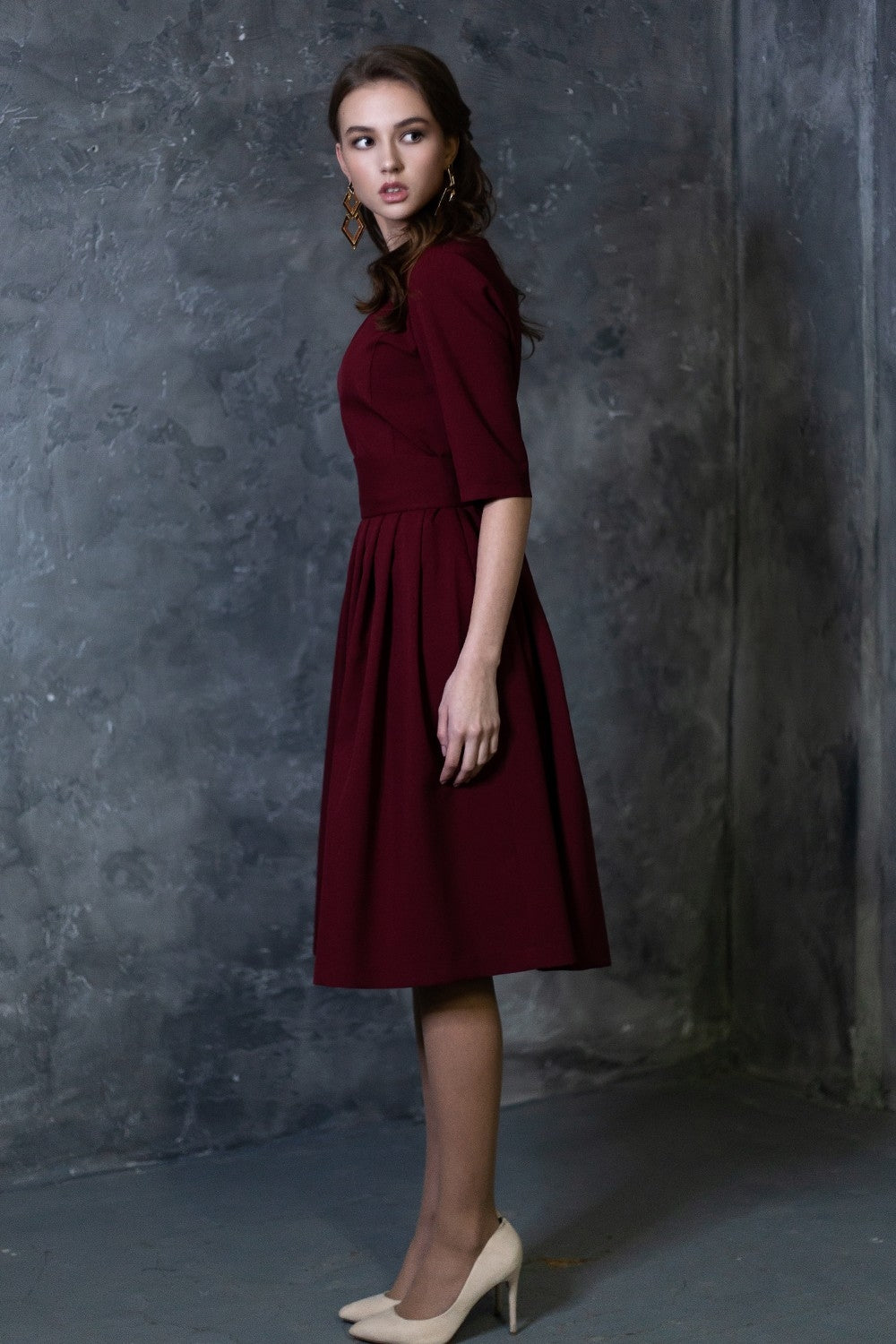 Tumši sarkana kleita ar ielocēm