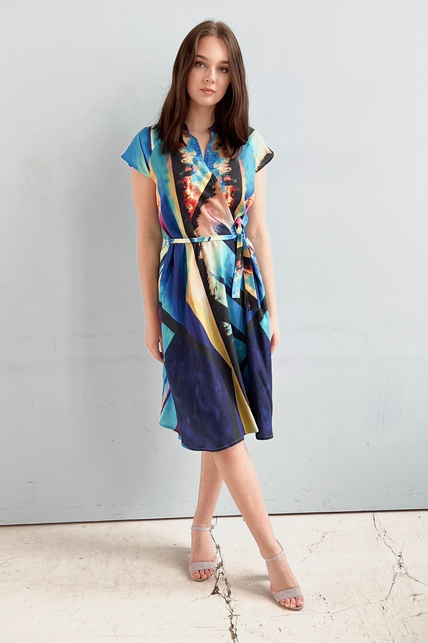 Kimono type dress with belt, abstract line print