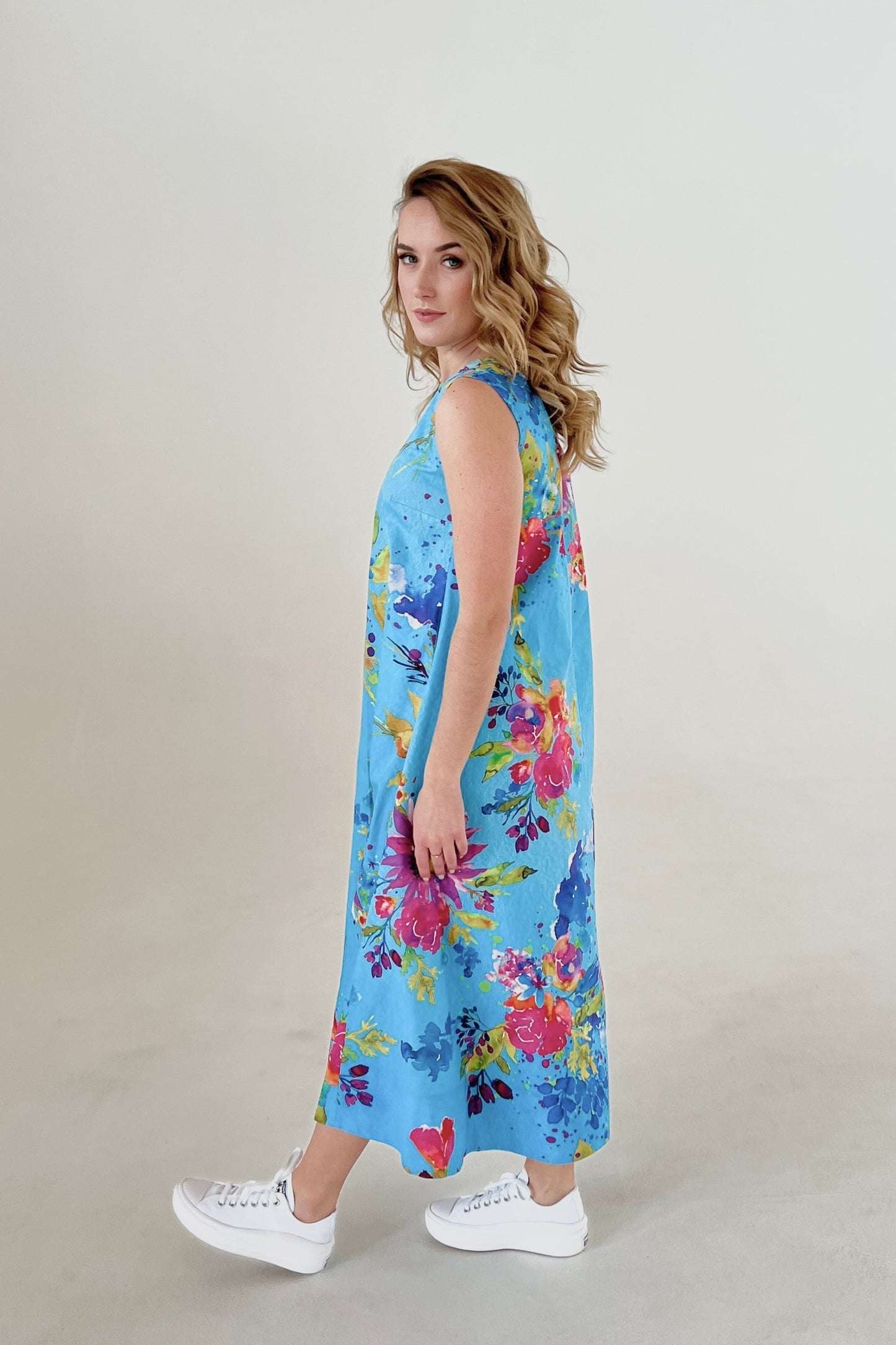 Vienkārša zvanveida kleita ar kabatām, koši zila ar ziediem