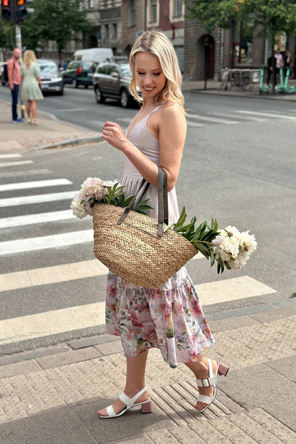 Elegantes Baumwollkleid mit Bindeträgern am Rücken