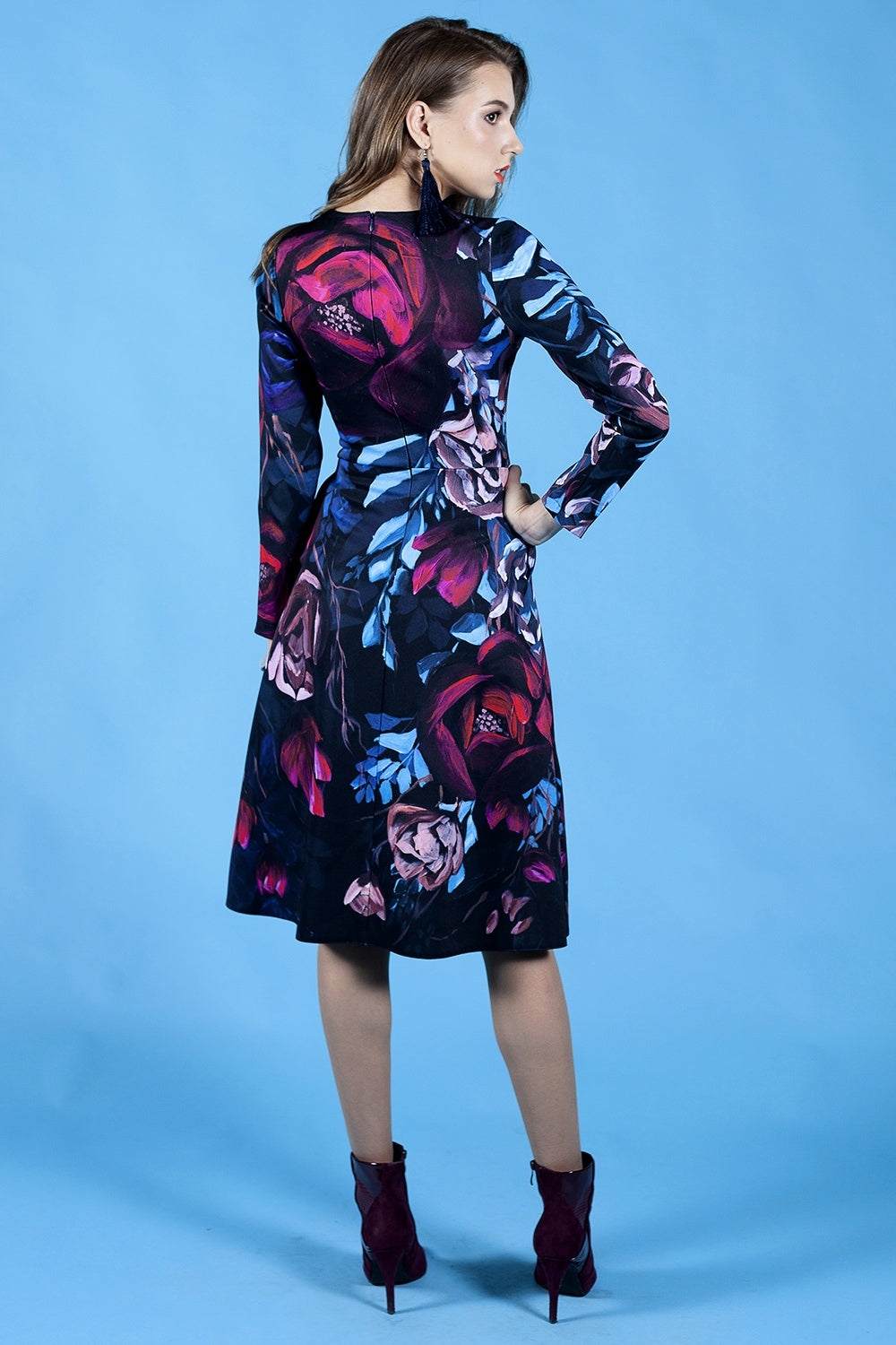 Kleid mit gemaltem rotgrauem Blumendruck 