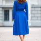 Hellblaues Kleid mit Kragen und Knöpfen vorne 