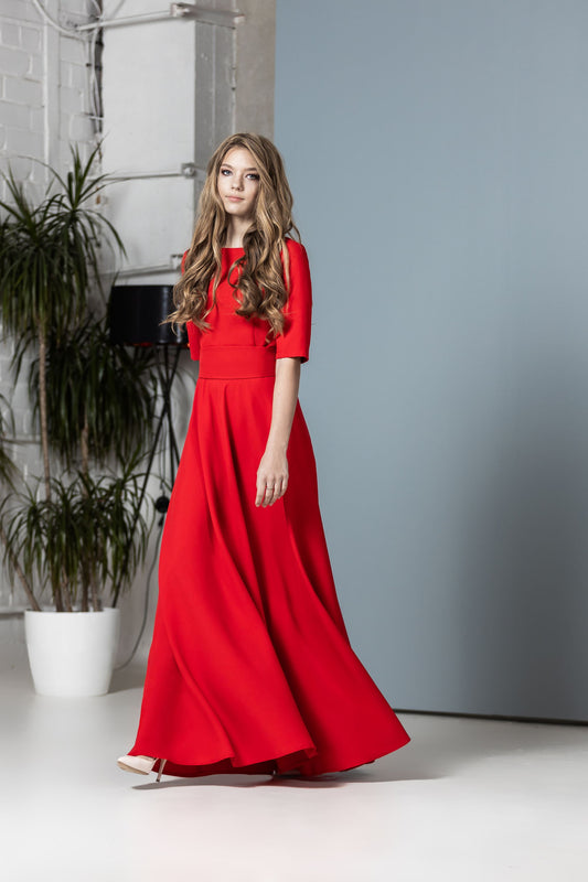 Rotes langes Kleid mit Tellerrock