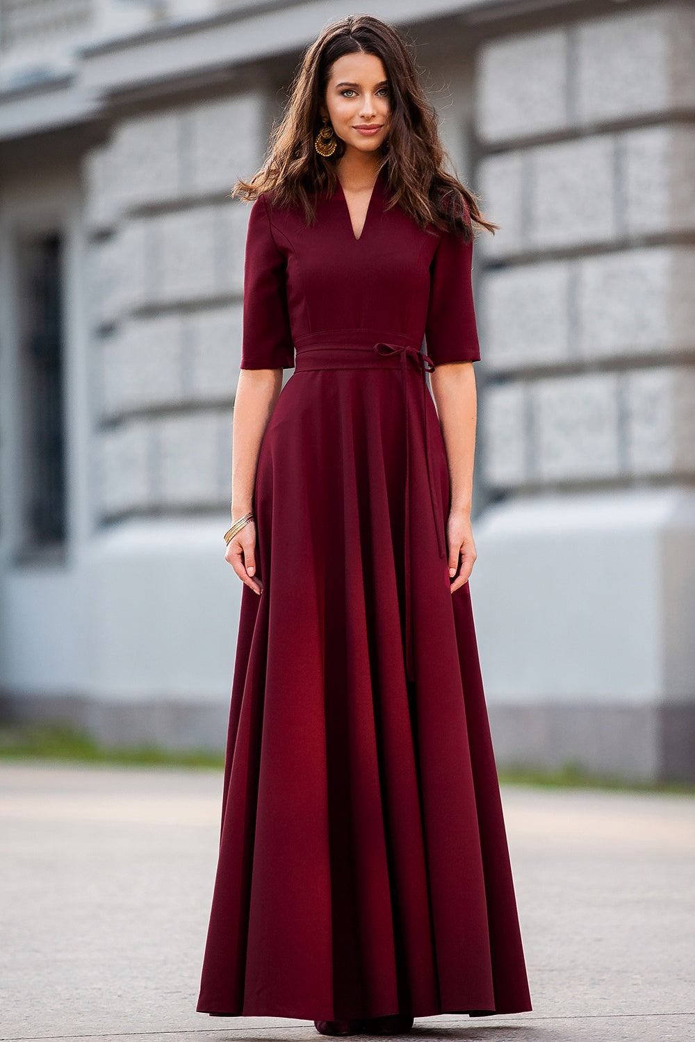 Klassisches dunkelrotes Maxikleid mit Tellerrock und abgesetztem Gürtel 
