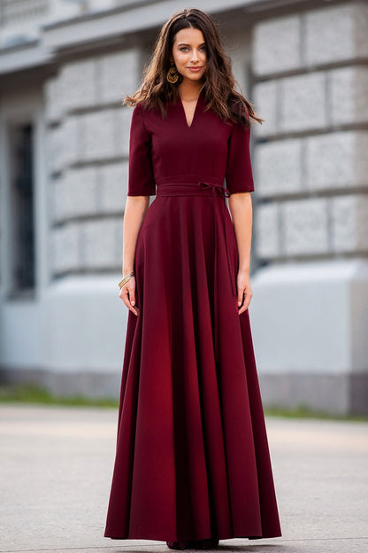 Klassisches dunkelrotes Maxikleid mit Tellerrock und abgesetztem Gürtel 