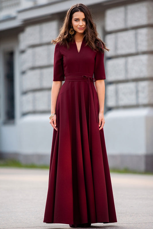 Klassisches dunkelrotes Maxikleid mit Tellerrock und abgesetztem Gürtel 