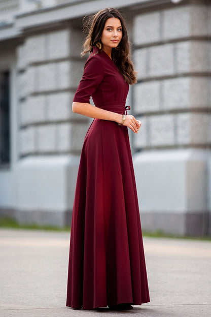 Klassisches dunkelrotes Maxikleid mit Tellerrock und abgesetztem Gürtel 