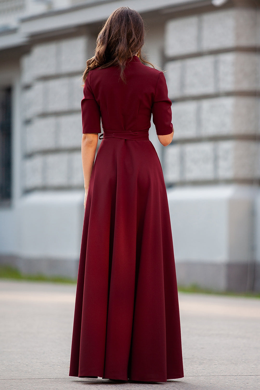 Klassisches dunkelrotes Maxikleid mit Tellerrock und abgesetztem Gürtel 