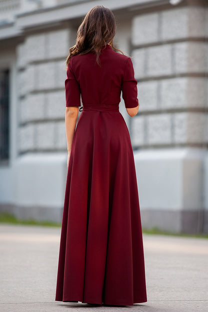 Klassisches dunkelrotes Maxikleid mit Tellerrock und abgesetztem Gürtel 