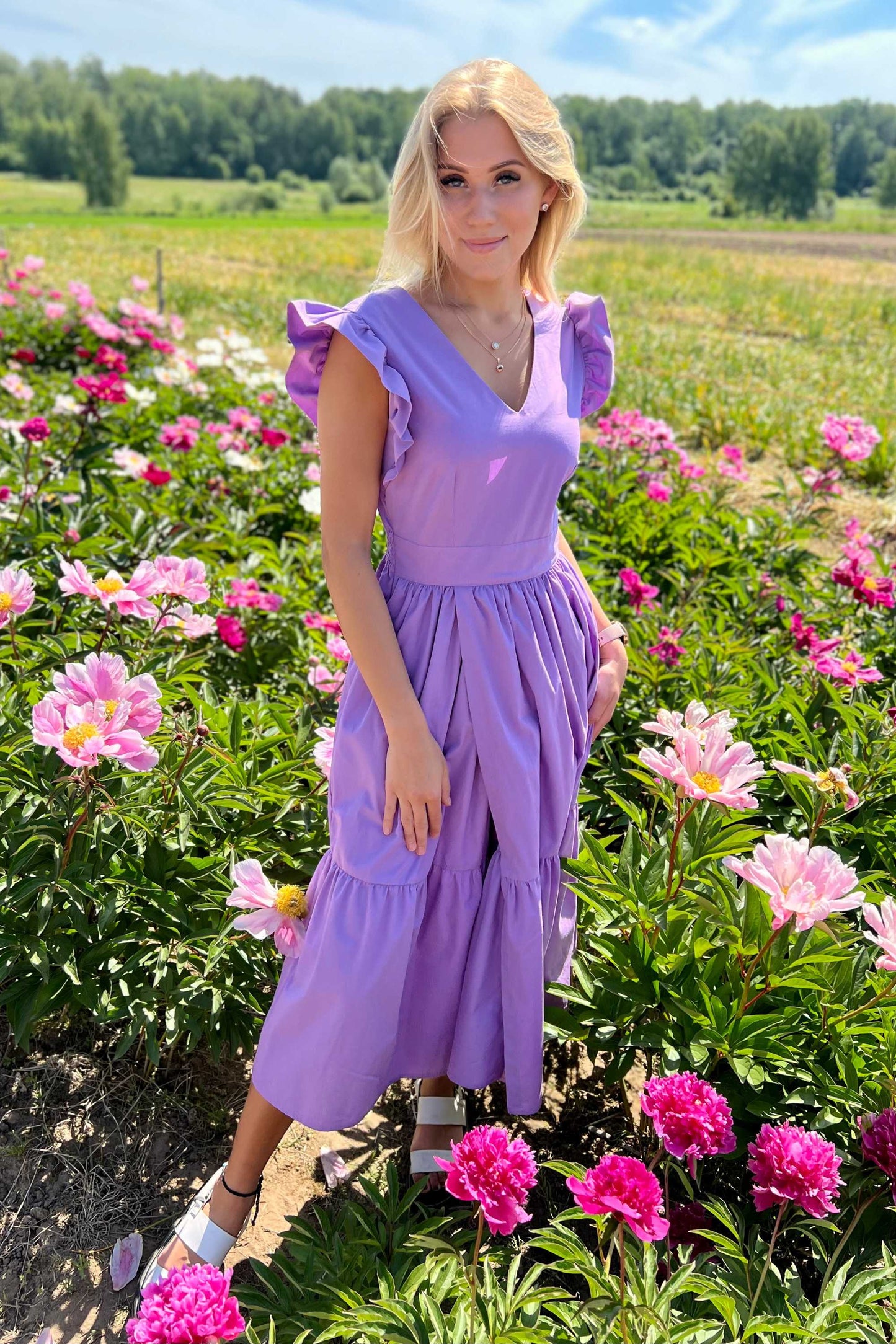 Modernes und elegantes lila Baumwollkleid