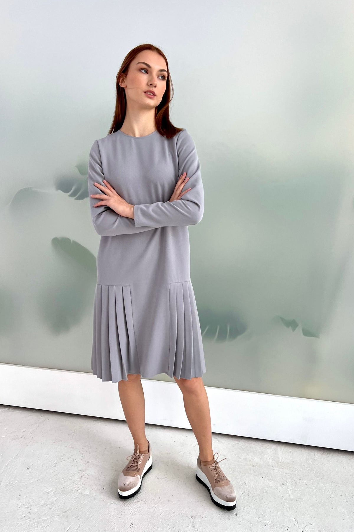 Silbergraues locker sitzendes Kleid mit Falten 