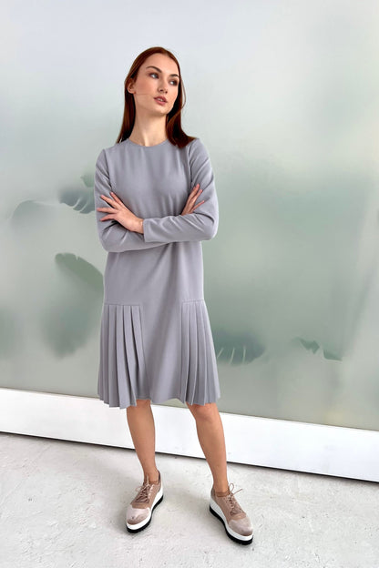 Silbergraues locker sitzendes Kleid mit Falten 