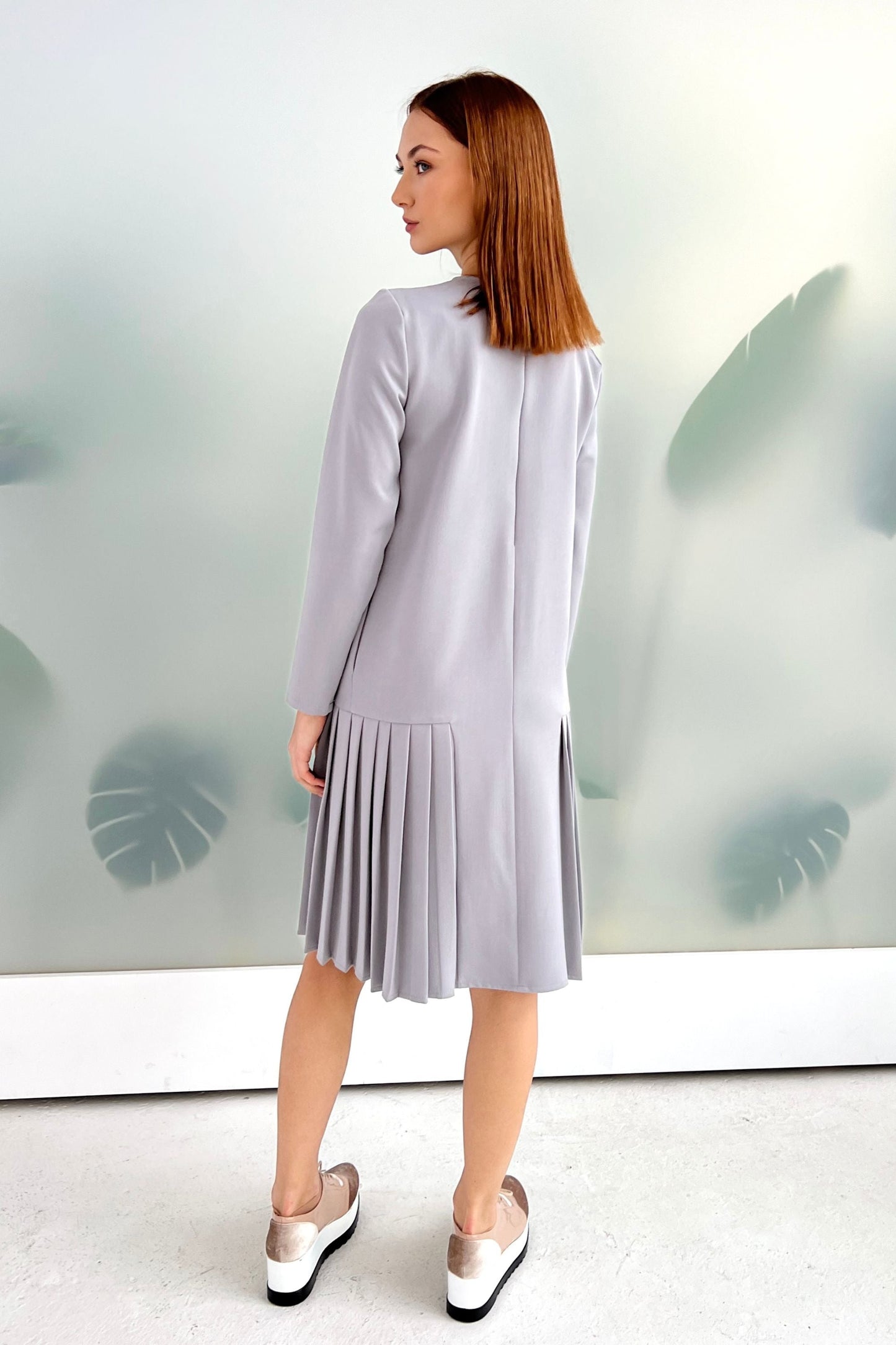 Silbergraues locker sitzendes Kleid mit Falten 