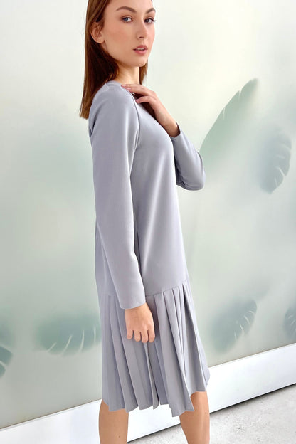 Silbergraues locker sitzendes Kleid mit Falten 