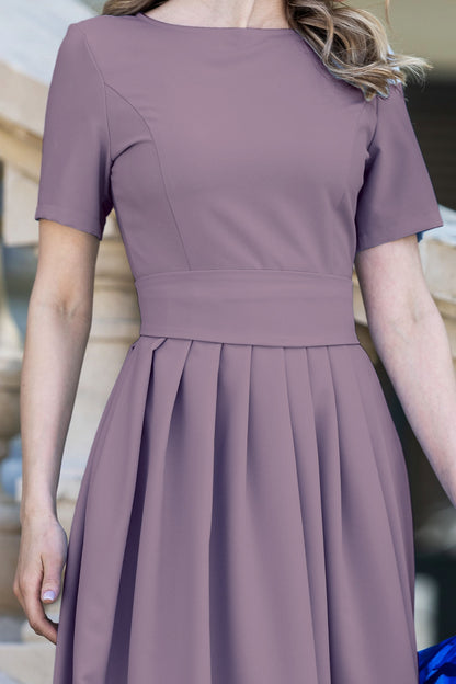 Pflaumenfarbenes langes Maxikleid mit Falten